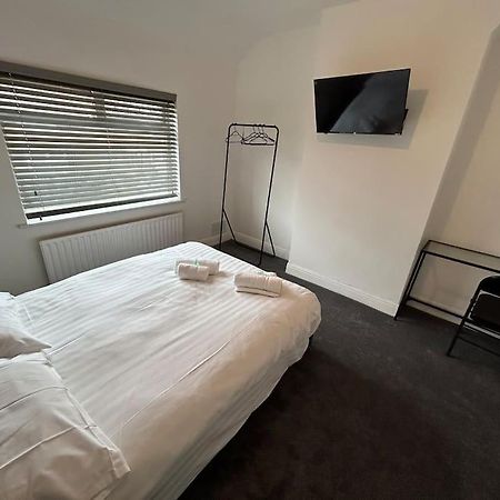 Modern & Spacious 4 Bedroom Home Crewe Esterno foto