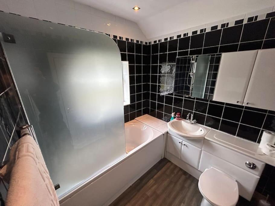 Modern & Spacious 4 Bedroom Home Crewe Esterno foto