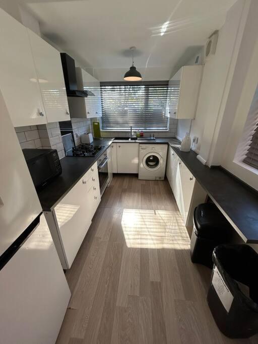 Modern & Spacious 4 Bedroom Home Crewe Esterno foto