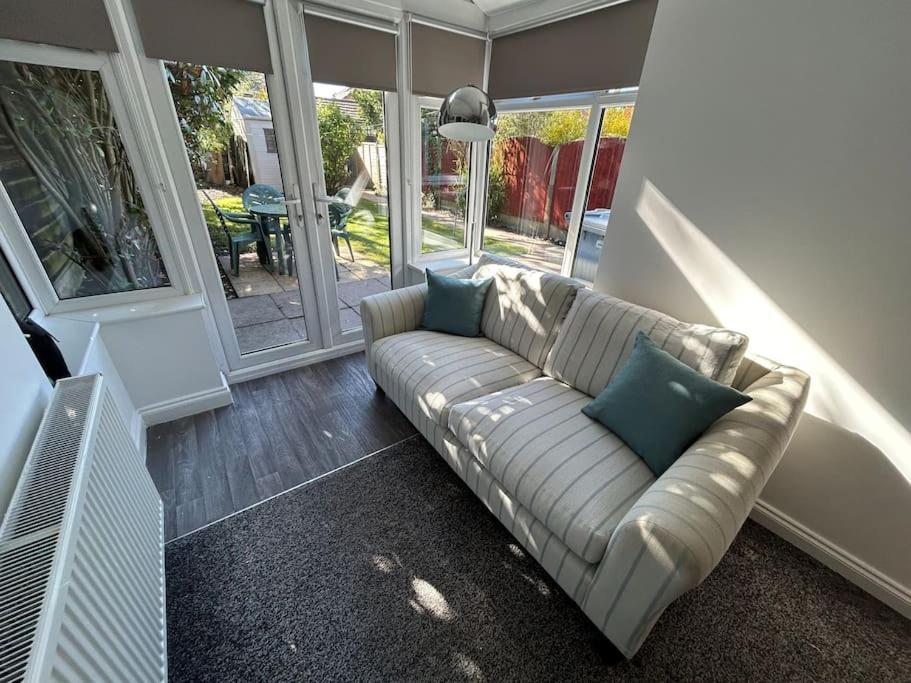 Modern & Spacious 4 Bedroom Home Crewe Esterno foto