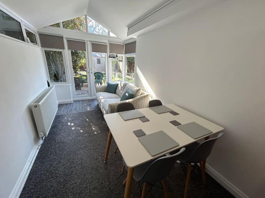 Modern & Spacious 4 Bedroom Home Crewe Esterno foto