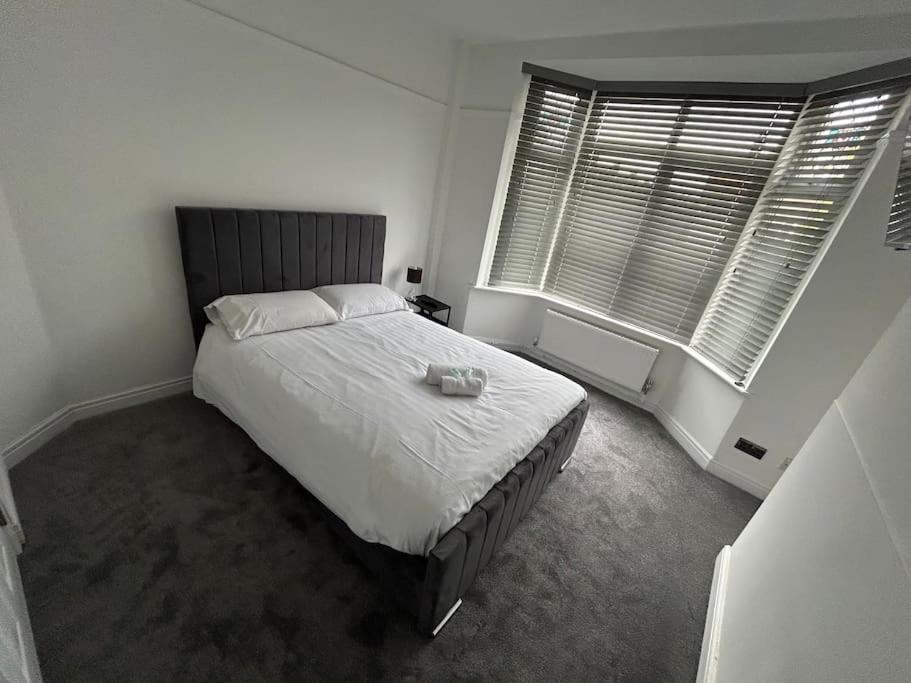 Modern & Spacious 4 Bedroom Home Crewe Esterno foto