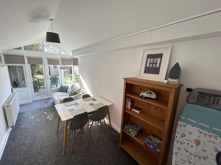 Modern & Spacious 4 Bedroom Home Crewe Esterno foto