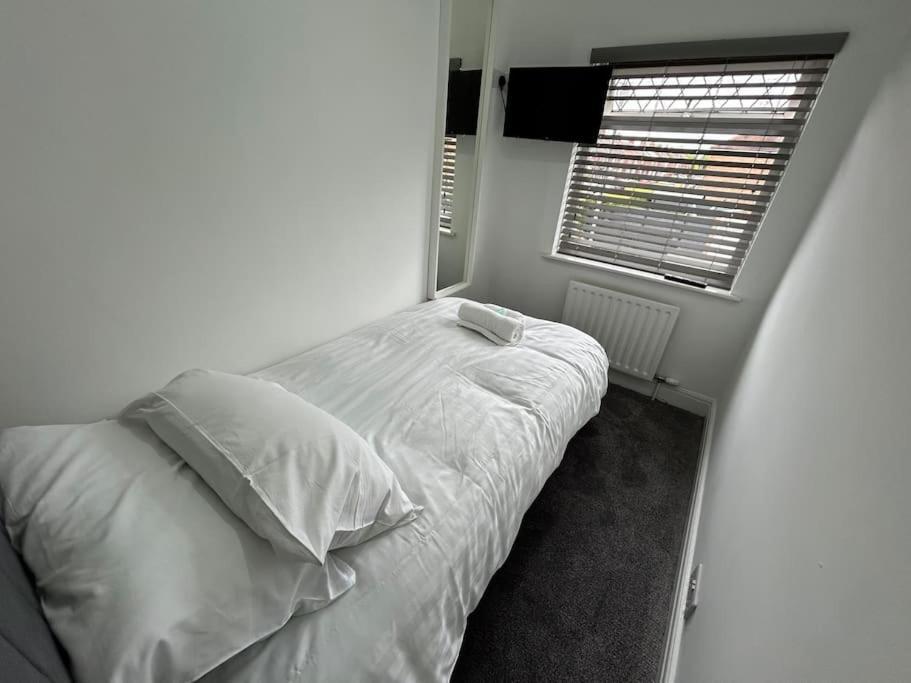 Modern & Spacious 4 Bedroom Home Crewe Esterno foto