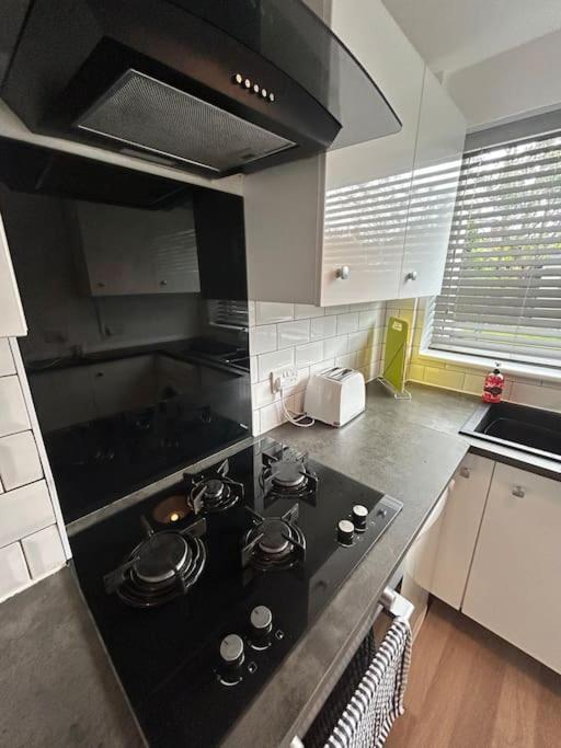 Modern & Spacious 4 Bedroom Home Crewe Esterno foto
