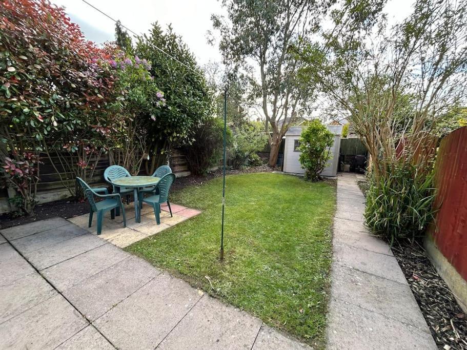 Modern & Spacious 4 Bedroom Home Crewe Esterno foto