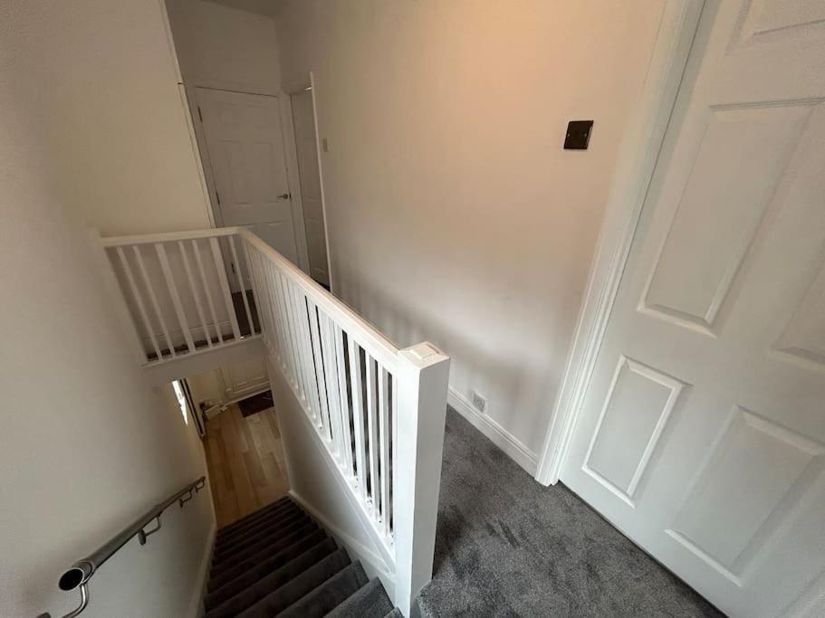 Modern & Spacious 4 Bedroom Home Crewe Esterno foto